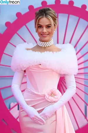 Margot Robbie / margotrobbieofficial nude photo #1055
