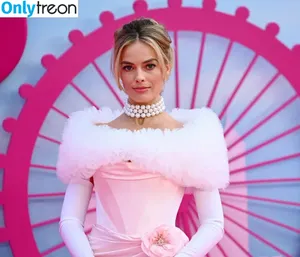 Margot Robbie / margotrobbieofficial nude photo #1056