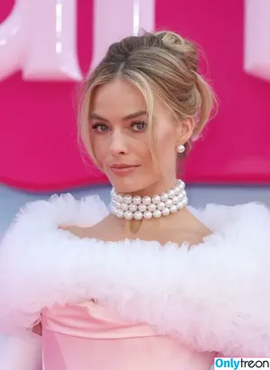 Margot Robbie / margotrobbieofficial nude photo #1059