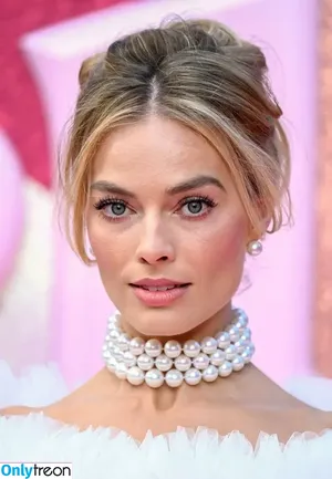 Margot Robbie / margotrobbieofficial nude photo #1061