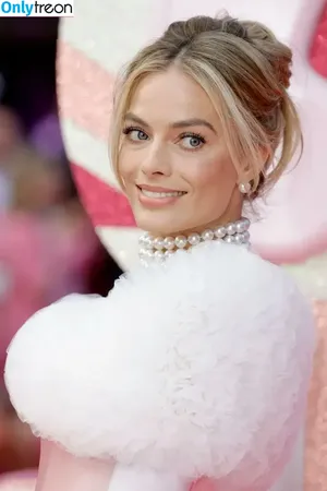 Margot Robbie / margotrobbieofficial nude photo #1065