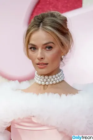 Margot Robbie / margotrobbieofficial nude photo #1068