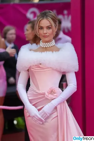 Margot Robbie / margotrobbieofficial nude photo #1096