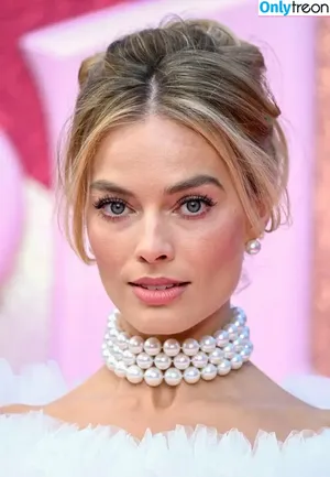 Margot Robbie / margotrobbieofficial nude photo #1103