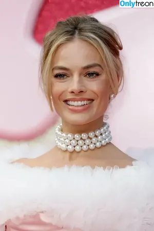 Margot Robbie / margotrobbieofficial nude photo #1104
