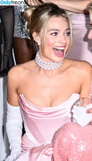 Margot Robbie / margotrobbieofficial nude photo #1105