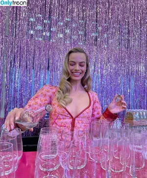Margot Robbie / margotrobbieofficial nude photo #1121
