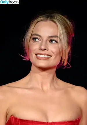 Margot Robbie / margotrobbieofficial nude photo #1158