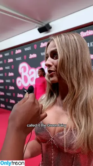 Margot Robbie / margotrobbieofficial nude photo #1170