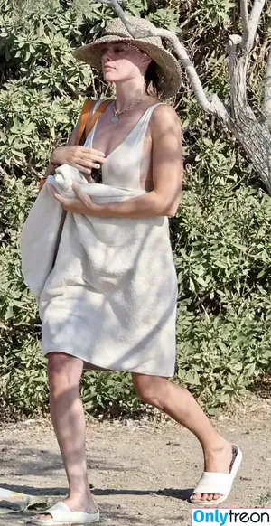 Margot Robbie / margotrobbieofficial nude photo #1196