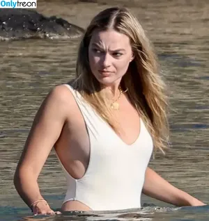 Margot Robbie / margotrobbieofficial nude photo #1208