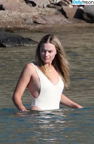 Margot Robbie / margotrobbieofficial nude photo #1243