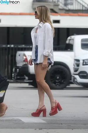 Margot Robbie / margotrobbieofficial nude photo #1260