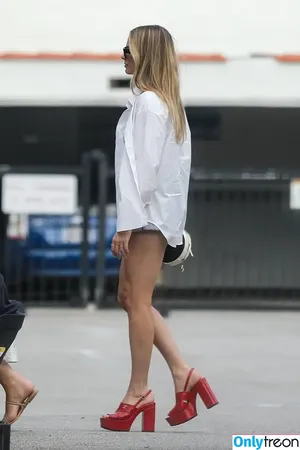 Margot Robbie / margotrobbieofficial nude photo #1261