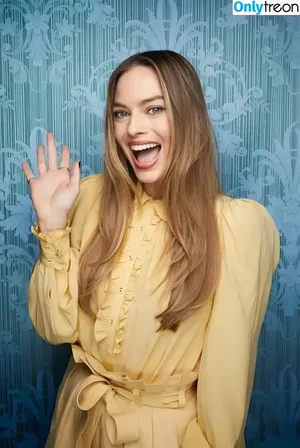 Margot Robbie / margotrobbieofficial nude photo #1292