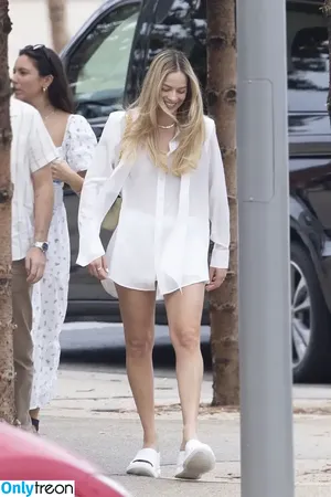 Margot Robbie / margotrobbieofficial nude photo #1308