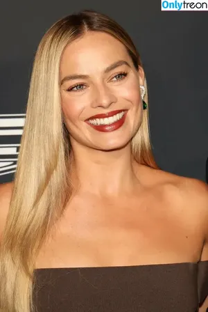 Margot Robbie / margotrobbieofficial nude photo #1385