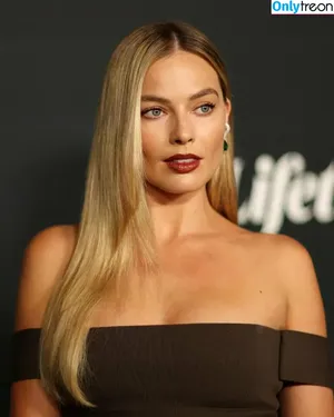 Margot Robbie / margotrobbieofficial nude photo #1392