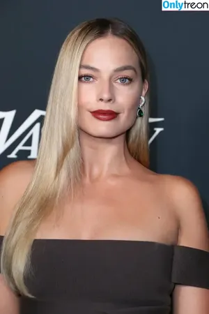 Margot Robbie / margotrobbieofficial nude photo #1393