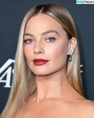 Margot Robbie / margotrobbieofficial nude photo #1396