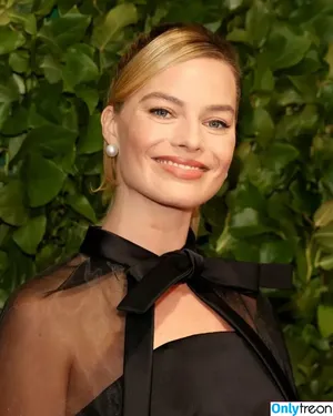 Margot Robbie / margotrobbieofficial nude photo #1413