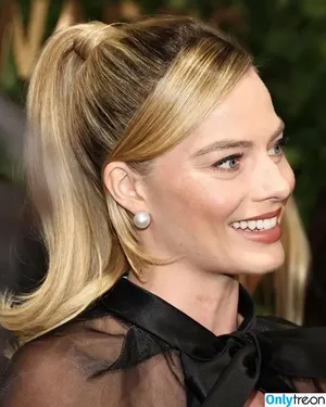 Margot Robbie / margotrobbieofficial nude photo #1414