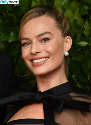 Margot Robbie / margotrobbieofficial nude photo #1415