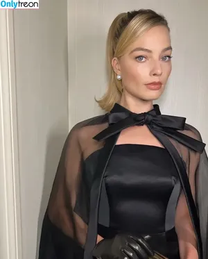 Margot Robbie / margotrobbieofficial nude photo #1467
