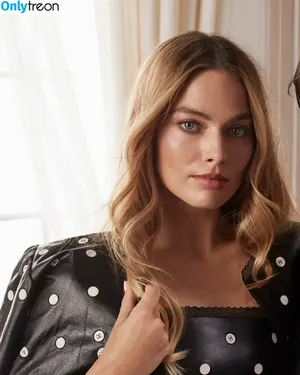 Margot Robbie / margotrobbieofficial nude photo #1514