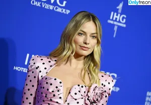 Margot Robbie / margotrobbieofficial nude photo #1542