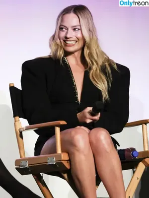 Margot Robbie / margotrobbieofficial nude photo #1563