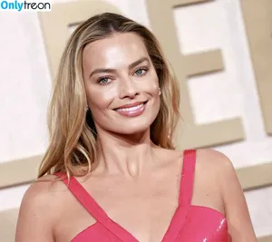 Margot Robbie / margotrobbieofficial nude photo #1593
