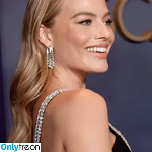 Margot Robbie / margotrobbieofficial nude photo #1634
