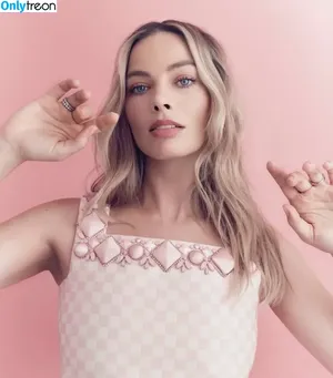 Margot Robbie / margotrobbieofficial nude photo #1655