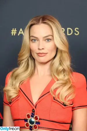 Margot Robbie / margotrobbieofficial nude photo #1661