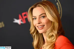 Margot Robbie / margotrobbieofficial nude photo #1664