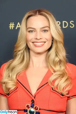Margot Robbie / margotrobbieofficial nude photo #1666