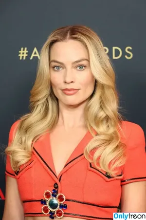 Margot Robbie / margotrobbieofficial nude photo #1668