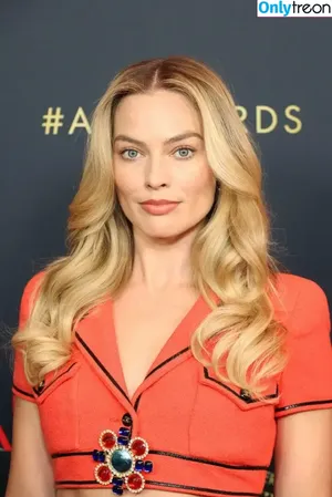 Margot Robbie / margotrobbieofficial nude photo #1685