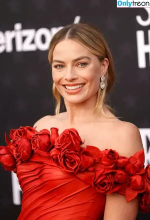 Margot Robbie / margotrobbieofficial nude photo #1701