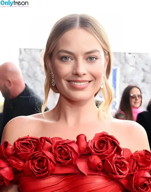 Margot Robbie / margotrobbieofficial nude photo #1709