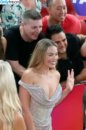 Margot Robbie / margotrobbieofficial nude photo #1731