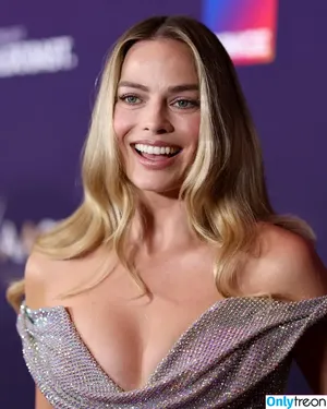 Margot Robbie / margotrobbieofficial nude photo #1776