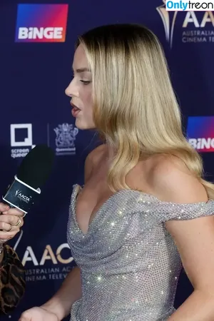 Margot Robbie / margotrobbieofficial nude photo #1786