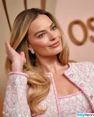 Margot Robbie / margotrobbieofficial nude photo #1842