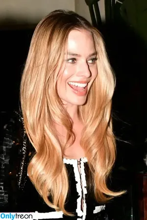 Margot Robbie / margotrobbieofficial nude photo #1857