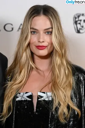 Margot Robbie / margotrobbieofficial nude photo #1877