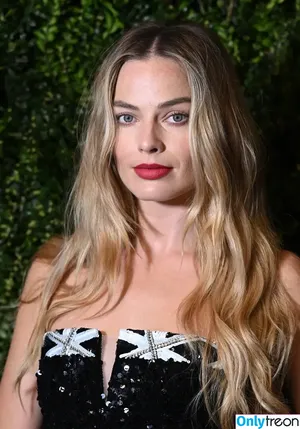 Margot Robbie / margotrobbieofficial nude photo #1881