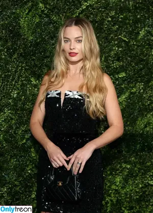 Margot Robbie / margotrobbieofficial nude photo #1884