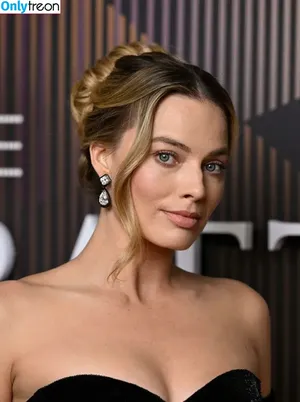 Margot Robbie / margotrobbieofficial nude photo #1920